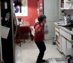vidéo enfant danse remplir le lave-vaiselle