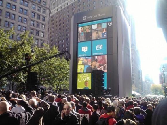 AdqzUEQCQAAzmi1 580x435 Un Windows Phone géant à New York