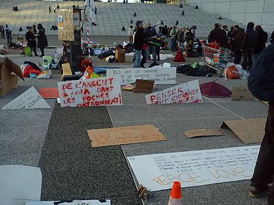 Yes we camp! Les indignés de La Defense