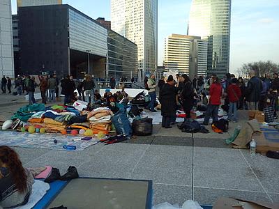 Yes we camp! Les indignés de La Defense