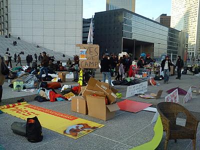 Yes we camp! Les indignés de La Defense