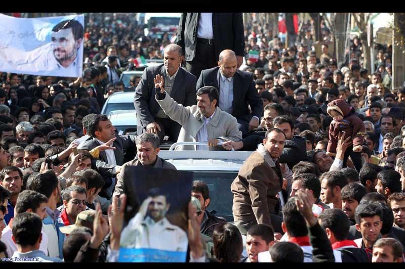 <b></div>Menace</b>. Le Proche-Orient retient son souffle. Alors que Mahmoud Ahmadinejad salue la foule à son arrivée à Shahrekord, mercredi, l’Agence internationale de l’énergie atomique a confirmé, dans un rapport, avoir de «sérieuses inquiétudes» quant à la volonté de l’Iran de chercher à produire une bombe atomique, sur la base d’informations «crédibles» en sa possession. Une perspective qui inquiète Israël, alors que le Président et les autres responsables iraniens profèrent régulièrement des menaces à son encontre. Le premier ministre israélien, Benyamin Netanyahou, envisage sérieusement de mener des frappes aériennes contre les installations nucléaires iraniennes. 