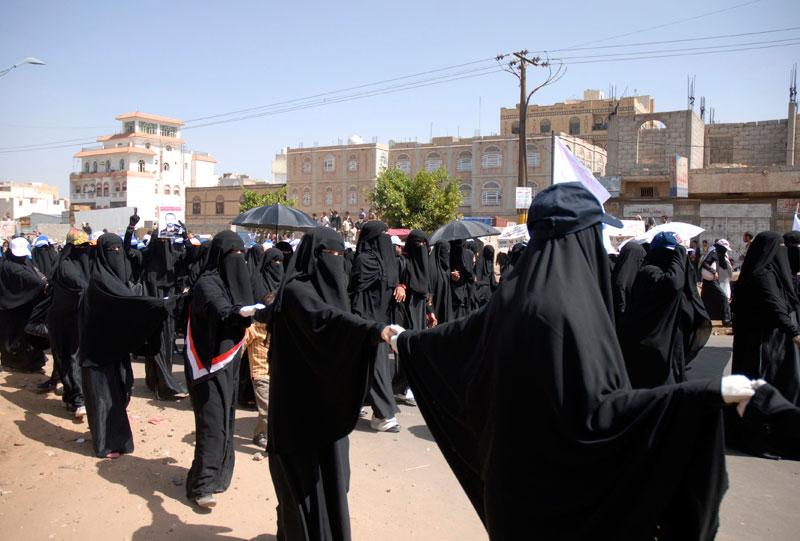 <B></div>L’union</B>. Alors que le président yéménite Ali Abdallah Saleh appelle au dialogue pour «une transition pacifique selon la Constitution», ses opposants continuent de réclamer son départ. C'est donc les mains serrées que ces femmes ont manifesté ce jeudi dans les rues de Sanaa, la capitale du pays. Des partisans du régime ont ouvert le feu contre les protestataires blessant trois personnes. Ce regain de violences coïncide avec l'arrivée aujourd’hui de l'émissaire des Nations unies au Yémen, Jamal Benomar, pour reprendre ses efforts en vue d'un règlement de la crise yéménite. Le Président Saleh refuse obstinément de démissionner en dépit de manifestations qui secouent depuis janvier le Yémen et dans lesquelles des centaines de personnes ont été tuées et des milliers blessées. 