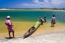 Pêcheuses sur le Canal des Pangalanes, Madagascar