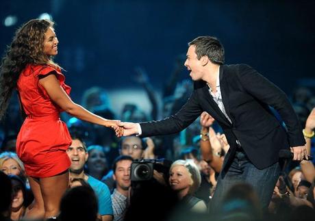 Beyoncé revient sur le plateau de Jimmy Fallon pour « Countdown »