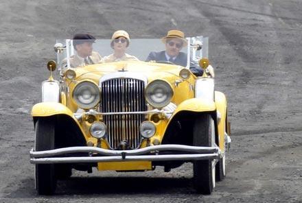 DiCaprio_gets_behind_wheel_Gatsby_klyuSW_TAcRl.jpg