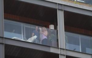 Britney dit bonjour à ses fans brésilien du balcon de son hôtel