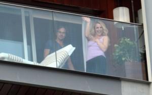 Britney dit bonjour à ses fans brésilien du balcon de son hôtel