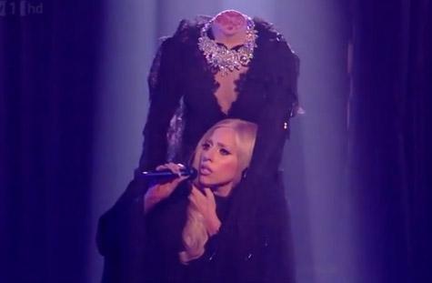 Lady GaGa avec un corps sans tête sur le plateau de X-Factor