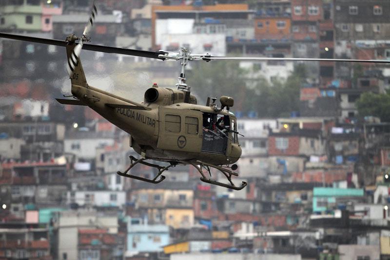 <b></div>Prise d’assaut</b>. C’était le scénario parfait. Les forces d’élite de la police n’ont pas eu un coup de feu à tirer, hier à Rio de Janeiro, pour prendre le contrôle de la favela de Rocinha, la plus grande du Brésil, où les trafiquants de drogue sévissent depuis des décennies. L'opération «Choc de paix», la plus importante jamais montée dans cette ville, a mobilisé plus de 2000 policiers et militaires dont 200 fusiliers marins et des centaines de policiers du Bataillon des opérations spéciales et des forces de choc, appuyés par dix-huit transports de troupes blindés de la marine et des hélicoptères. L'opération intervient après l'arrestation dans la nuit de mercredi à jeudi du trafiquant de drogue le plus recherché de Rio, Antonio Francisco Bomfim Lopes. A Rio plus de 1,5 million de personnes vivent dans un millier de favelas, soit près d'un tiers de la population intra-muros. 