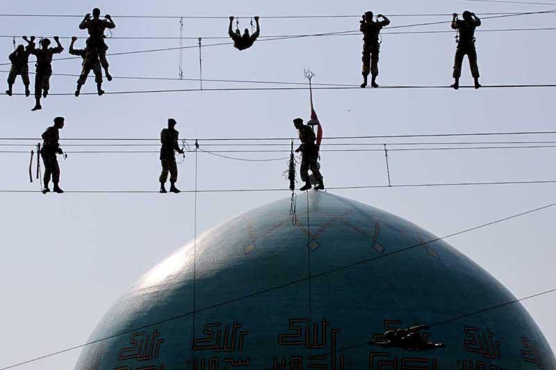 <b></div>Haute voltige</b>. Ces militaires iraniens sont prêts à tout, et même à se prendre pour de véritables funambules. Ainsi, ces soldats se sont livrés à la mi-novembre, à des exercices d’équilibristes pour préparer la remise des diplômes de l’académie militaire de Téhéran. Ils ont installé sur des câbles des affiches géantes de l’ayatollah Ali Khamenei, qui devait assister aux parades organisées pour l’occasion. Dans le même temps, le guide suprême de la Révolution islamique, a averti jeudi Israël et les Etats-Unis que la réponse de Téhéran sera dure si ses pires ennemis choisissent de procéder à une frappe militaire contre l'Iran en raison de son programme nucléaire controversé. «Quiconque accepte l'idée d'une attaque contre l'Iran doit être prêt à recevoir une forte gifle» et faire face à la «poigne de fer» des forces armées iraniennes, a déclaré Ali Khamenei. 