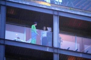 Britney salue ses fans du balcon de son hôtel