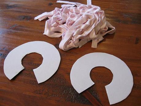 Éco-Tuto: Fabriquer des pompoms avec des t-shirts recyclés Éco-Tuto: Fabriquer des pompoms avec des t-shirts recyclés