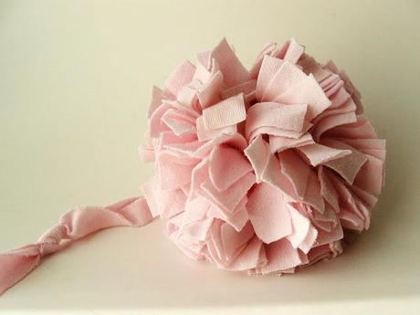 Éco-Tuto: Fabriquer des pompoms avec des t-shirts recyclés Éco-Tuto: Fabriquer des pompoms avec des t-shirts recyclés