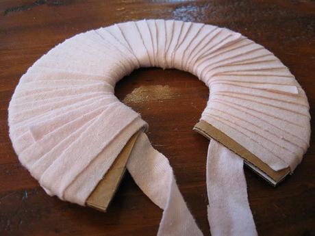 Éco-Tuto: Fabriquer des pompoms avec des t-shirts recyclés Éco-Tuto: Fabriquer des pompoms avec des t-shirts recyclés
