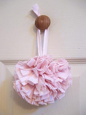Éco-Tuto: Fabriquer des pompoms avec des t-shirts recyclés Éco-Tuto: Fabriquer des pompoms avec des t-shirts recyclés