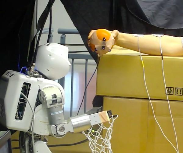 robot human arm Un robot contrôle un bras humain grâce aux impulsions électriques