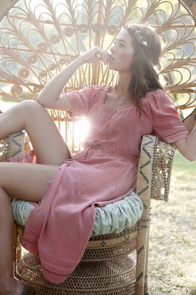 robe boutonnée en soie rose « Ekyog invite Lolita Lempicka »
