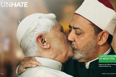 Le pape embrasse un imam pour Benetton