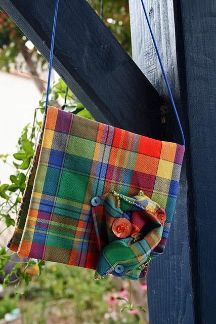 Bonnet réalisé au crochet avec 2 fils de couleur écru par Kazamarie Designs