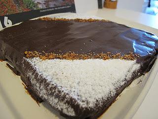 Dessert: BroWnie aux Amandes Caramélisées, nappage Chocolat Noir