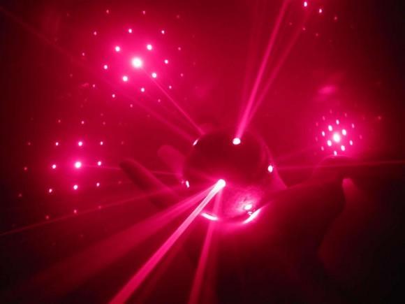 diy laser ball 580x435 Laser Ball : 14 lasers dans une balle de tennis