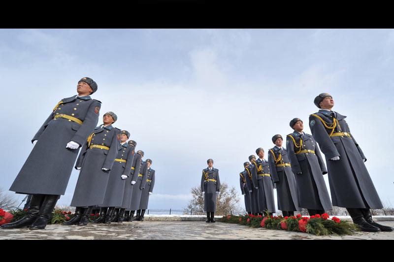 <b></div>L’hommage </b>. En rangs serrés, ces soldats de la garde nationale du Kirghizistan commémorent les journées d'insurrection d'avril 2010. Les violences avaient duré plusieurs jours entre Kirghizes et Ouzbeks dans le sud du pays. Près de 400.000 personnes ont été déplacées par les heurts. 