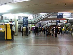 http://upload.wikimedia.org/wikipedia/commons/thumb/3/35/Hall_gare_Lyon-Part-Dieu.JPG/300px-Hall_gare_Lyon-Part-Dieu.JPG