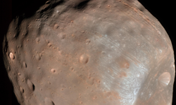 Image de Phobos prise par la sonde américaine MRO en 2008. Crédits : University of Arizona/HiRise-LPL. 