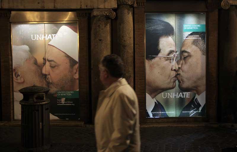 <b></div>Kiss</b>. À l'image de sa publicité montrant un prêtre et une religieuse s'embrassant il y a quelques années, Benetton a décidé de refaire dans le baiser polémique. La marque de vêtements vient de lancer jeudi sa nouvelle campagne intitulée <i>Unhate</i> (<i>Contre la haine</i>) qui comporte une opération de street-marketing marquante qui risque de provoquer quelques remous dans le monde diplomatique. Des affiches géantes montrant le pape Benoît XVI et l’Imam du Caire Ahmed el Tayyeb s'embrassant sur la bouche ont ainsi été déployées en Italie, provoquant l’ire du Vatican qui en a expressément demandé le retrait. La campagne met également en scène Barack Obama et Hu Jintao, Nicolas Sarkozy et Angela Merkel, mais aussi d'autres chefs d’État s'embrassant à plein bouches. Bien qu’on sans doute, aucun n’appréciera la provocation, la marque italienne va à coup sûr défrayer la chronique.