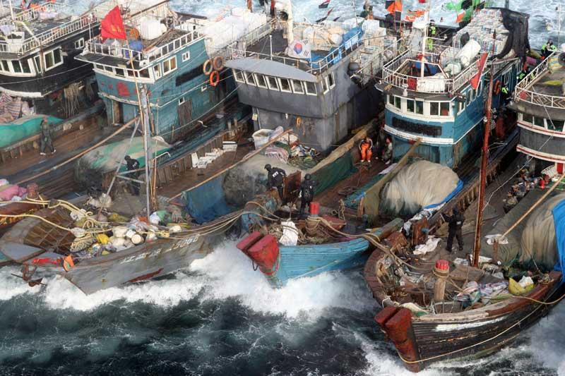 <b></div>Arrêtés</b>. La pêche illégale dans les eaux sud-coréennes va croissant. Alors mercredi, les garde-côtes et la police maritime ont mené une véritable action commando à bord de bateaux chinois, pris la main dans le sac en train de pêcher malgré l’interdiction. Les pêcheurs font preuve de plus en plus d’audace et d’effronterie dans leurs méthodes. Depuis le début de l’année 2011, pas moins de 294 bateaux de pêche et 2905 marins chinois ont été arrêtés, alors Séoul envisage de renforcer ses contrôles et ses moyens d’action. Il y a quelques mois, un affrontement entre des marins chinois et une patrouille de garde-côtes sud-coréens, au cours duquel un Chinois est décédé, avait déjà provoqué des tensions dans les relations diplomatiques entre les deux pays. 