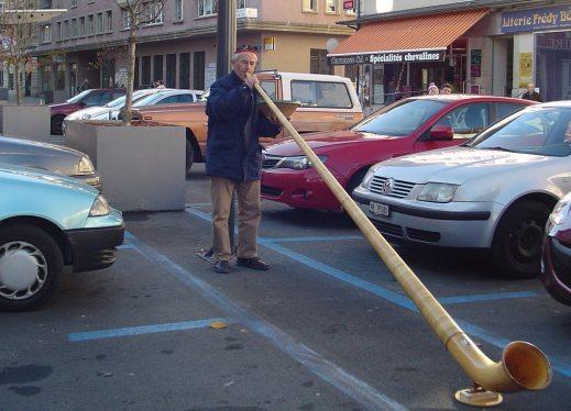 Sur les pavés, le cor des Alpes…