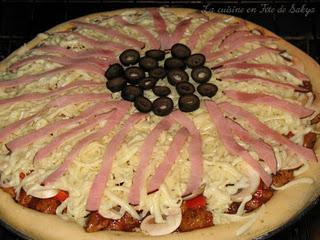 Pizza à la saucisse italienne mijotée et au jambon
