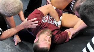 Mark Henry a trainé Daniel Bryan des vestiaires sur le ring avant de le détruire