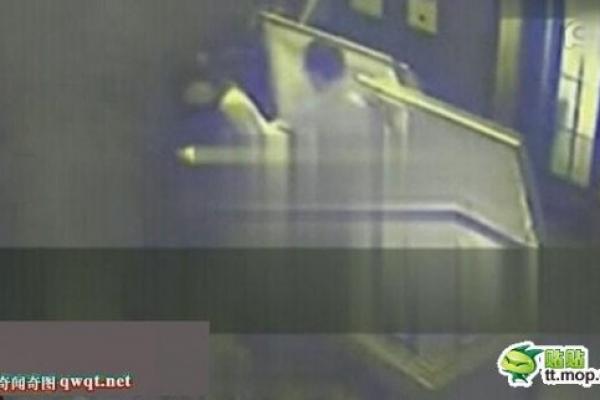 Un couple de chinois fait l’amour dans un cercueil