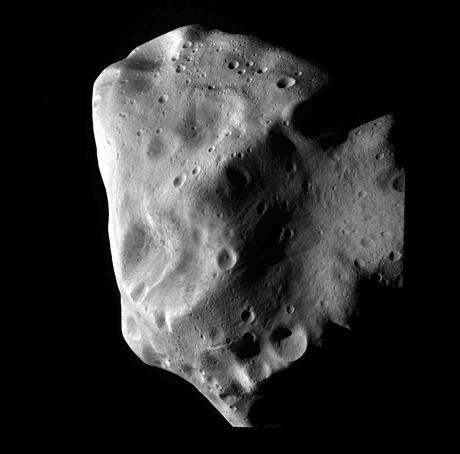 Lutetia photographié par Rosetta lors de son survol