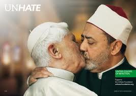 Benetton a encore frappé très fort avec sa nouvelle campagne publicitaire baptisée “Unhate” pour lutter contre la haine et le Vatican choqué