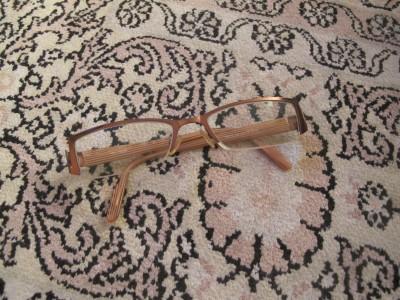 Lunettes sur tapis de soie