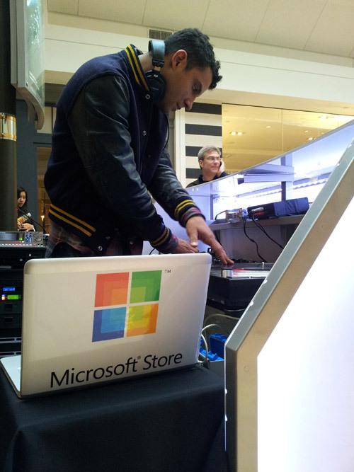 L'ouverture d'un Microsoft Store orchestré par un MacBook Pro...