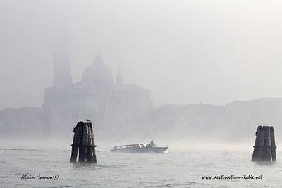 Promenade vénitienne dans le brouillard