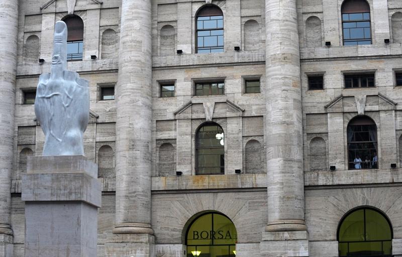 <b></div><i>L.O.V.E.</i>, Maurizio Cattelan</b><br> L’œuvre de l’artiste italien Maurizio Cattelan, installée juste devant le palais Mezzanotte, le temple des marchés financiers de la péninsule italienne, a provoqué un bras de fer entre la Bourse de Milan et la municipalité. Mise en place le 24 septembre dernier, cette œuvre devait être enlevée le 4 janvier. Mais la mairie a finalement décidé qu'elle resterait jusqu'au 30 septembre prochain. Au grand dam de Consob, l'autorité qui supervise la Bourse. Le titre de la sculpture, <i>L.O.V.E.</i>, qui signifie «liberté, haine, vendetta et éternité», est un autre pied de nez de l’auteur, qui n'a fait qu'attiser la colère de ses détracteurs.