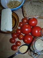 Sauce express aux tomates, pignons, croûtons et feta