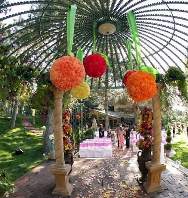 Boules de fleurs mariage: le decor indispensable