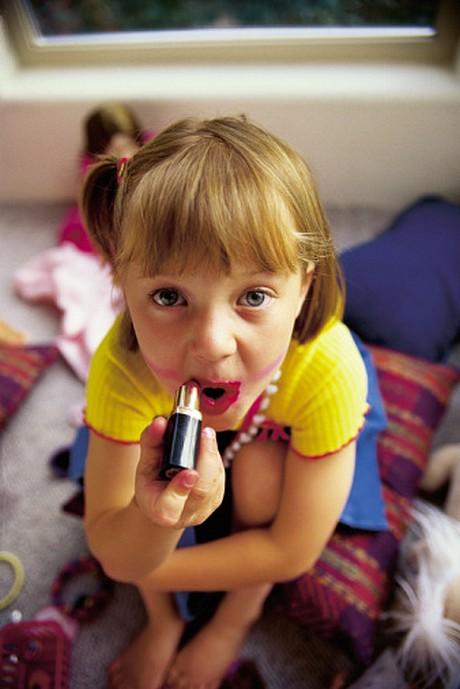 Une école française interdit le maquillage et les jupes courtes