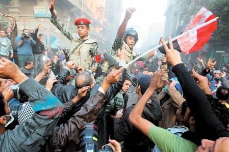 Égypte: la colère de la rue continue - L'armée lâche du lest