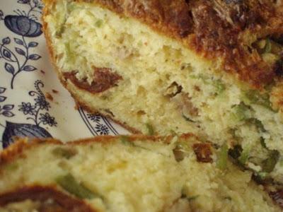 Cake de tiges de cresson, fromage et tomates séchées