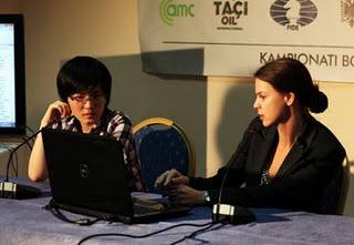 Echecs à Tirana : Hou Yifan (2568) commente sa partie avec Anastasia Karlovich