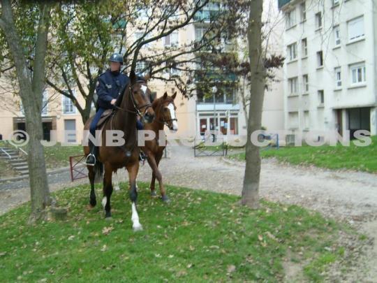 Insolite : La Police Nationale patrouille ... à cheval dans Noisy-le-Sec