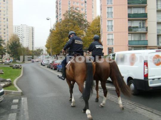 Insolite : La Police Nationale patrouille ... à cheval dans Noisy-le-Sec