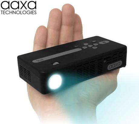 p4 pico projector hand AAXA Technologies P4 : nouveau pico projecteur à 80 lumens